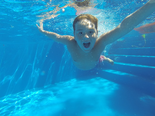 dítě kouká pod vodou